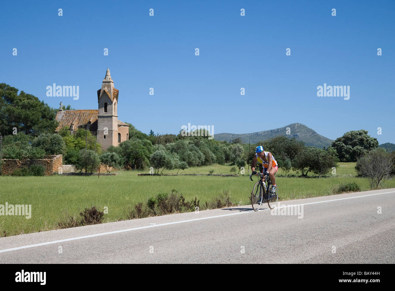 Ciclista su strada, vicino a Son Serra de Marina, Maiorca, isole Baleari, Spagna Foto Stock