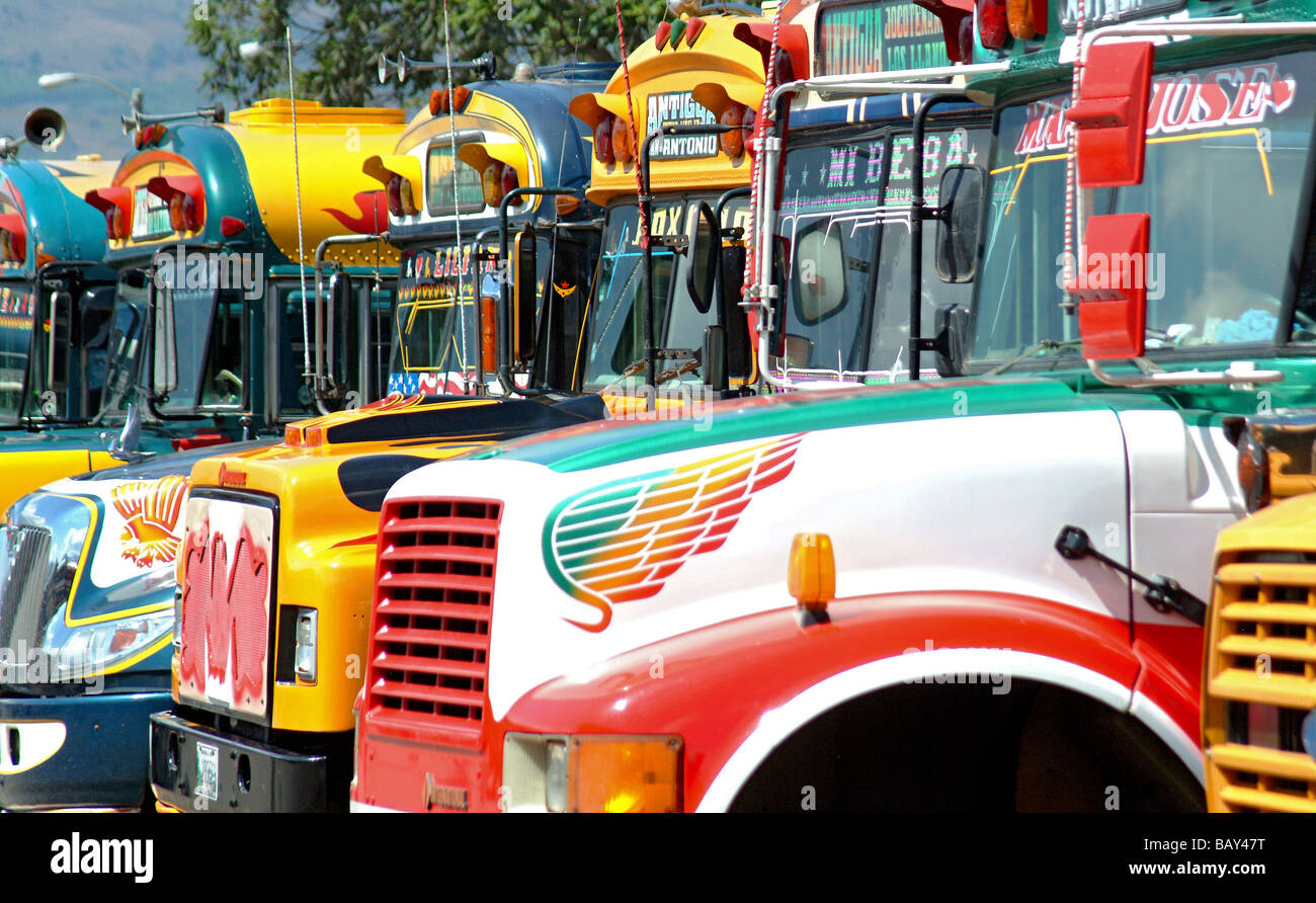 Bus di pollo in corrispondenza di una stazione di autobus, Antigua, Guatemala, America Centrale Foto Stock