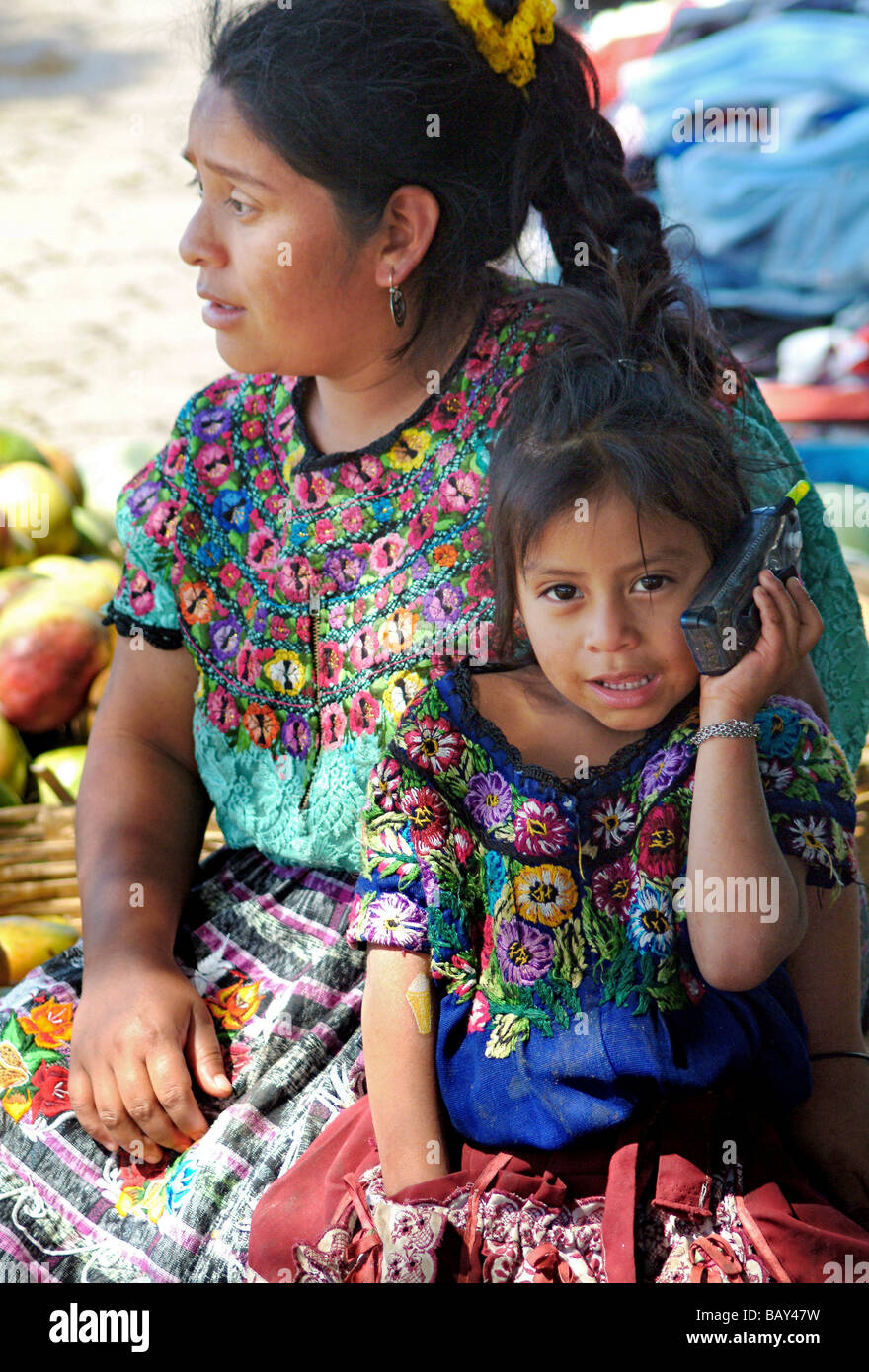 Maya donna e bambino al mercato locale, Antigua, Guatemala, America Centrale Foto Stock