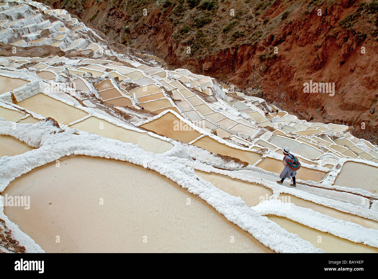 Donna Inca nelle saline di Salinas, Valle Sagrado de los Inca Sacred Valley, Perù, Soth America Foto Stock