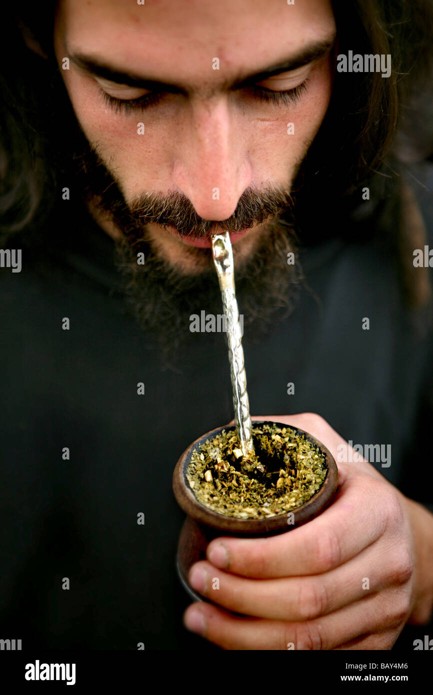 Uomo argentino bevendo mate, Argentinia, Sud America Foto Stock