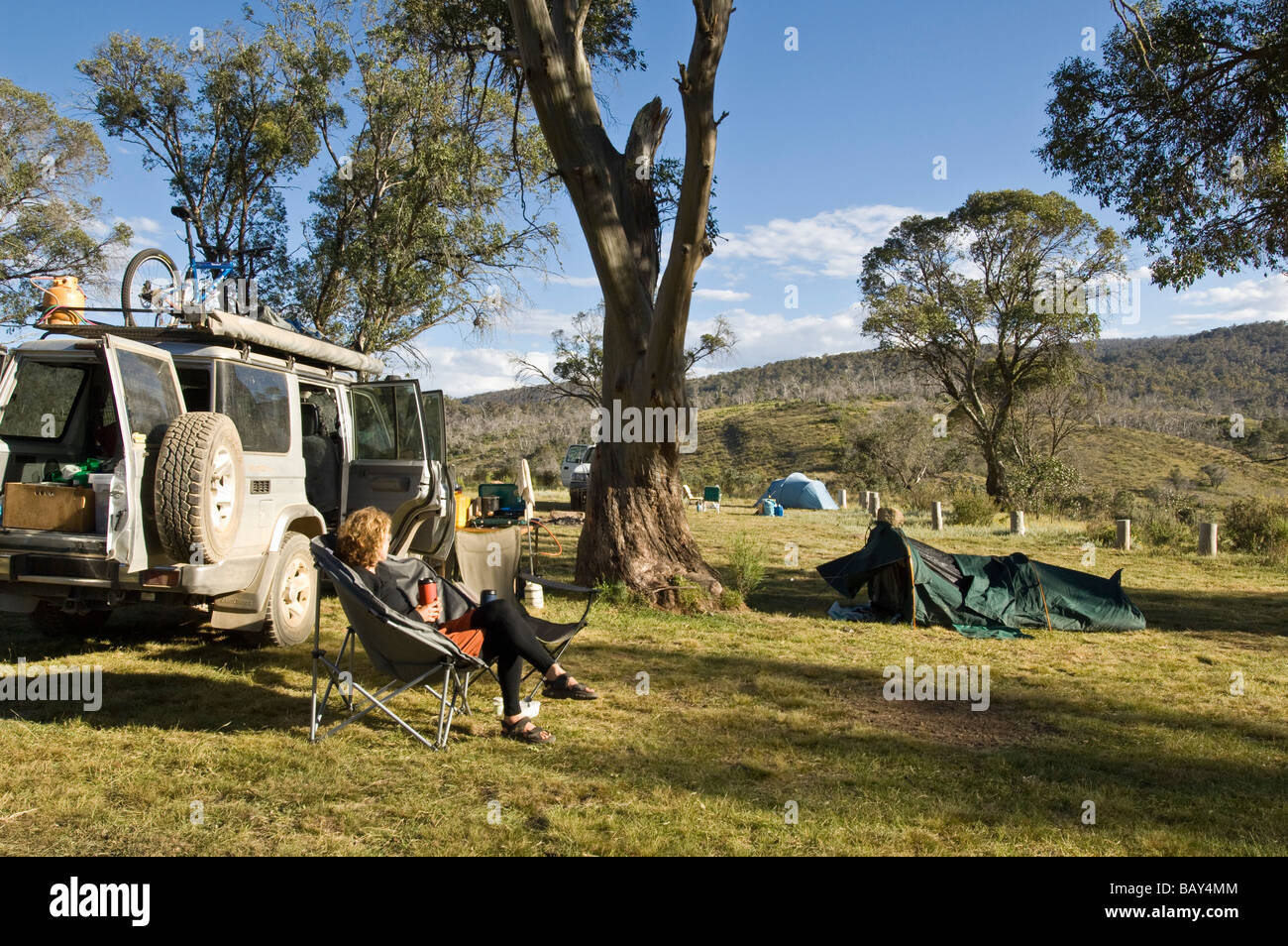 Campeggio a numerose pozze d'acqua blu montagne innevate Kosciuszko Parco Nazionale del Nuovo Galles del Sud Australia Foto Stock