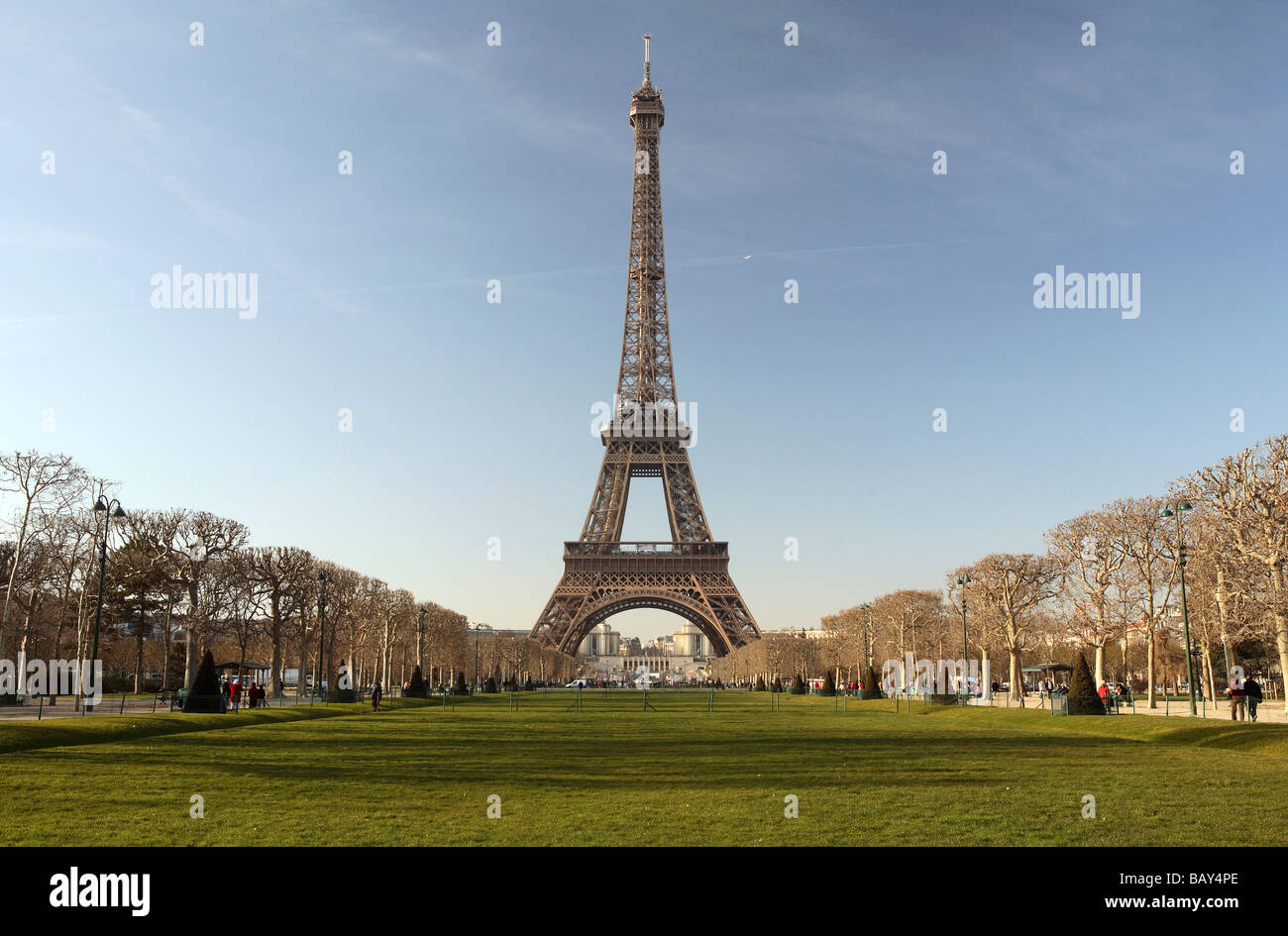 La Torre Eiffel e il Parc du Champs de Mars, Parigi, Francia Foto Stock