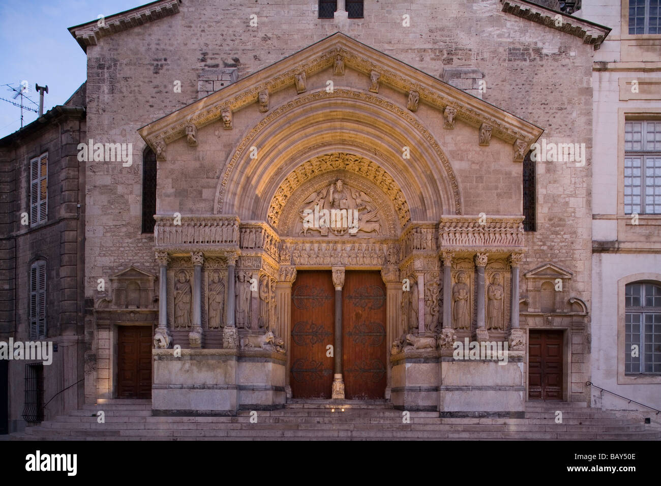 View all ingresso della chiesa di San Trophime, Arles, Bouches-du-Rhone, Provenza, Francia Foto Stock