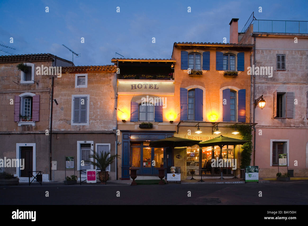 La facciata dell'Hotel Le Calendal in serata, Arles, Bouches-du-Rhone, Provenza, Francia Foto Stock