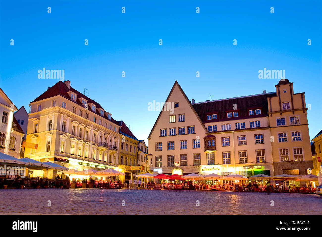 Caffè sulla piazza del Municipio di Tallinn, Estonia, Europa Foto Stock