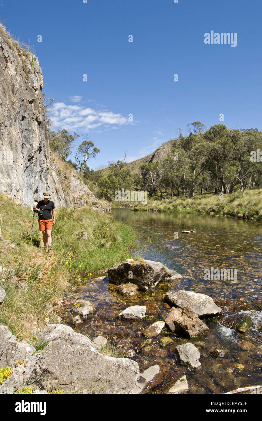 Escursionista presso Grotta Creek Clarke Gorge montagne innevate Kosciuszko Parco Nazionale del Nuovo Galles del Sud Australia Foto Stock