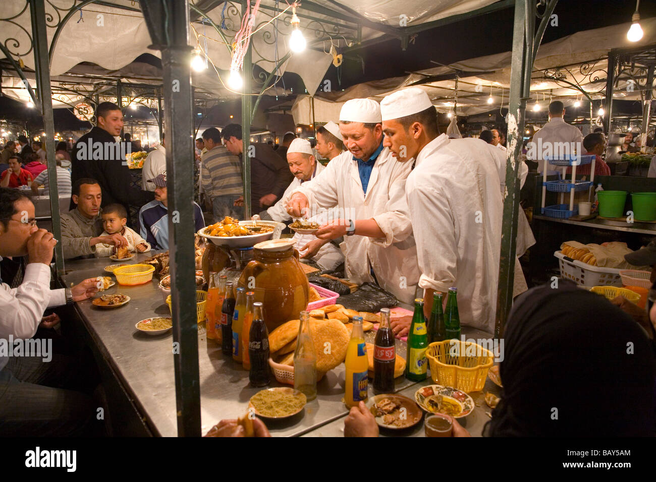 Gli chef cucinare in Piazza Jemaa El Fna Marrakech marocco Foto Stock