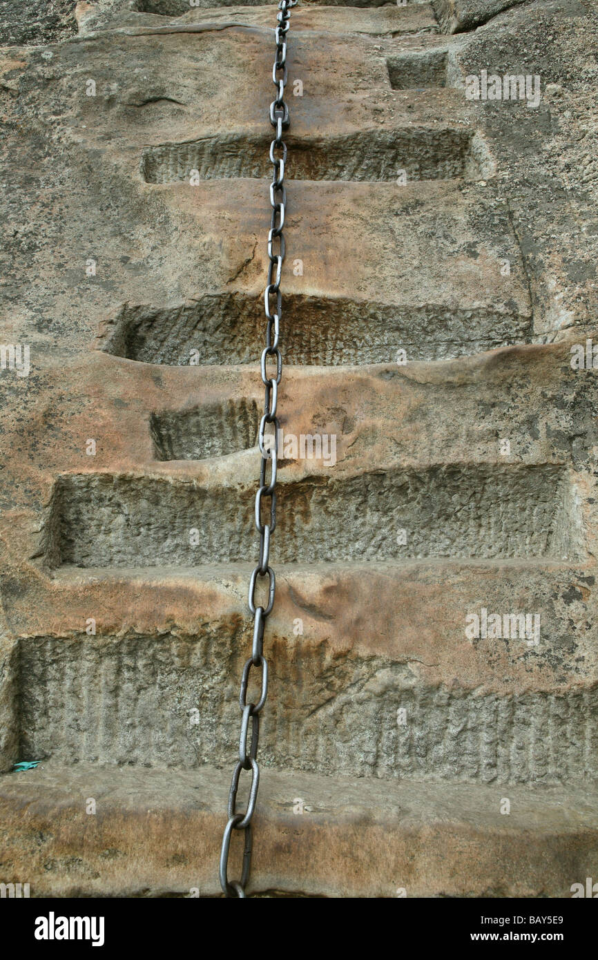 Chaines garantire il percorso del pellegrinaggio alla ripida parete di roccia, Hua Shan, provincia di Shaanxi, Cina e Asia Foto Stock