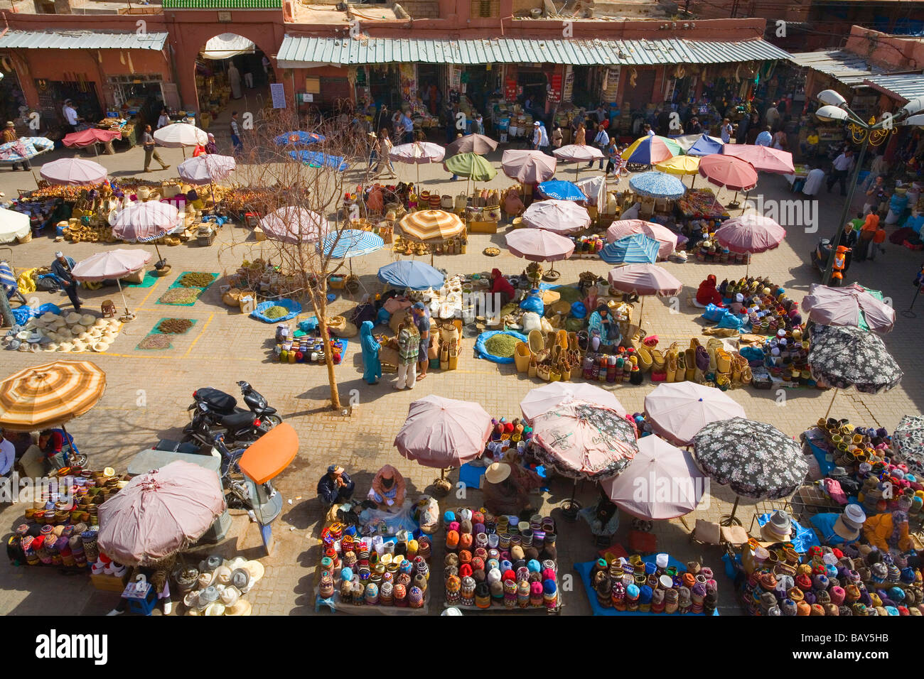La trafficata piazza del mercato nel Souk marrakech marocco Foto Stock