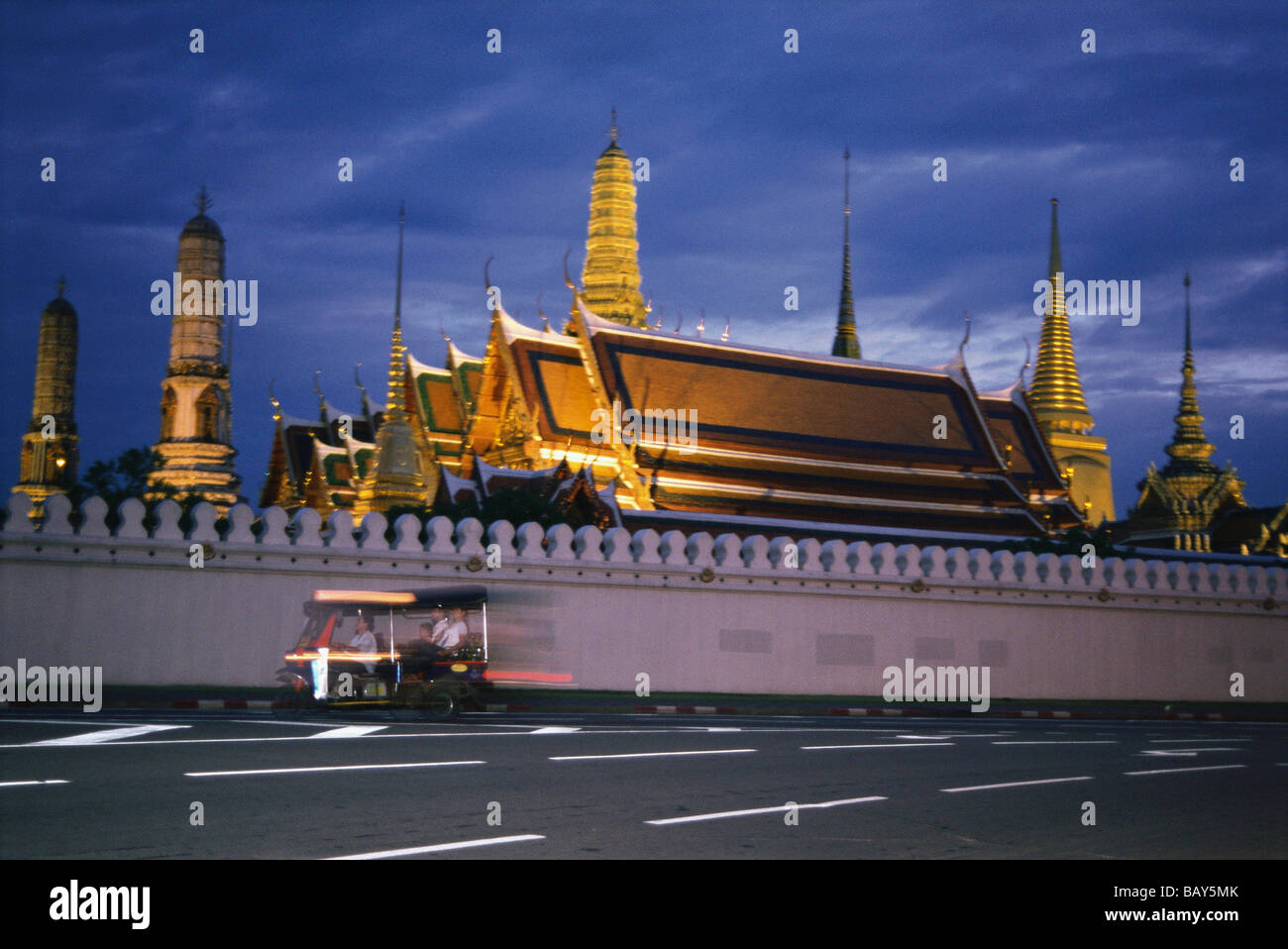 Il Wat Phra Kaeo con tuk tuk a Alba su Na Phra Lan, Bangkok, Thailandia Foto Stock