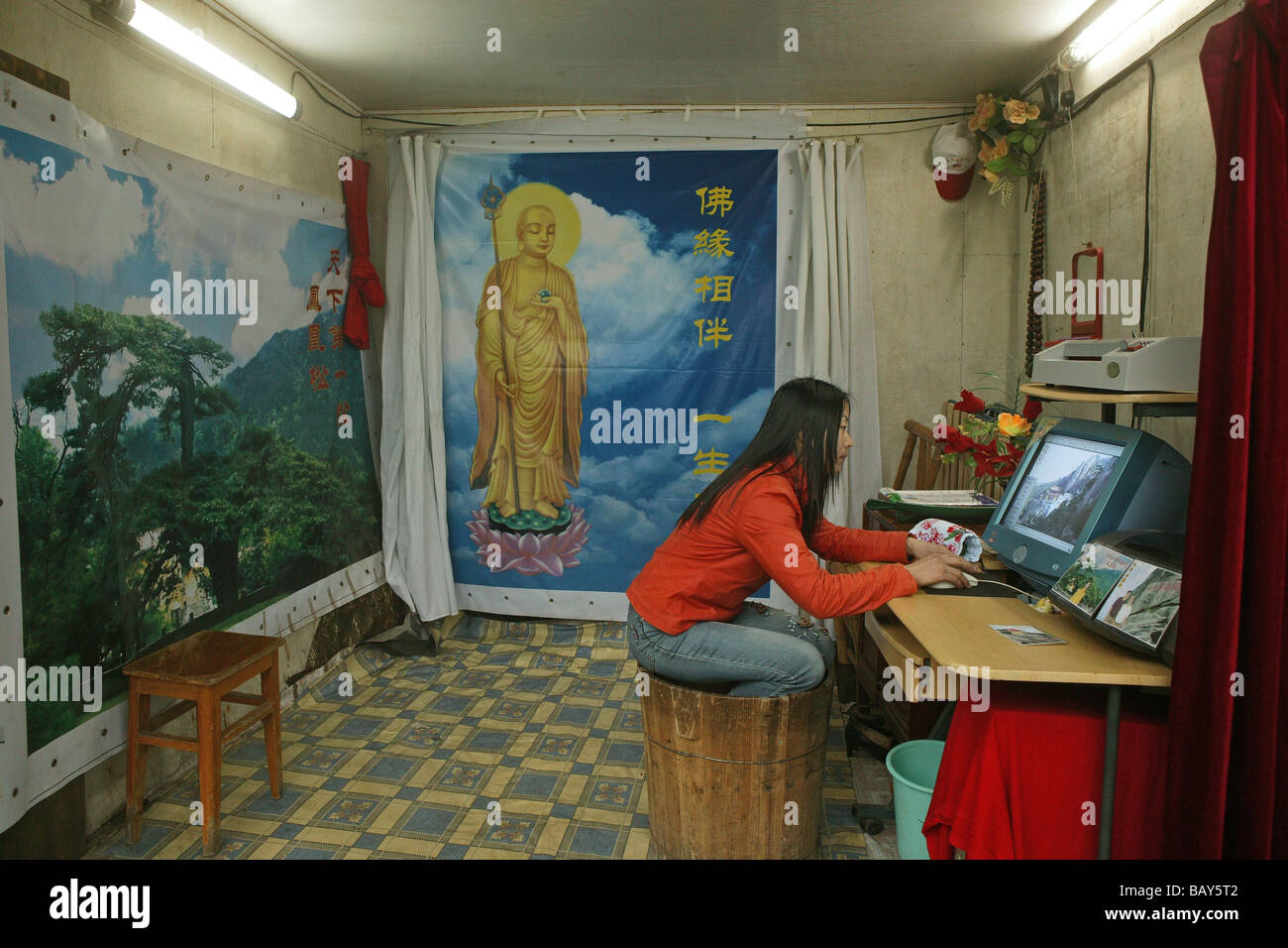 Giovane donna seduta su un piede più caldo Huo Tong presso un studio fotografico, Jiuhua Shan, provincia di Anhui, Cina e Asia Foto Stock