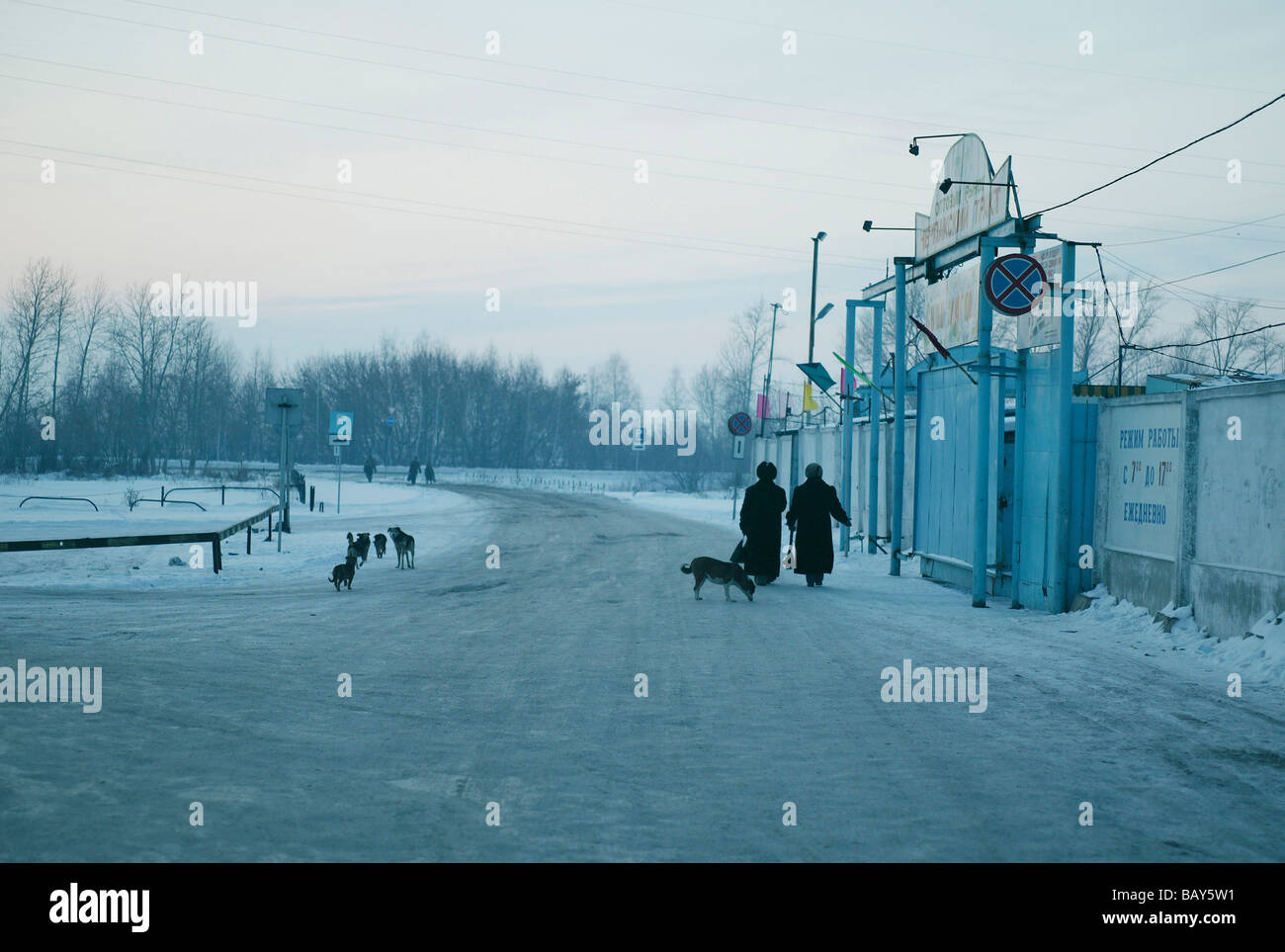 Persone che passeggiano per le strade, Omsk, Siberia Foto Stock