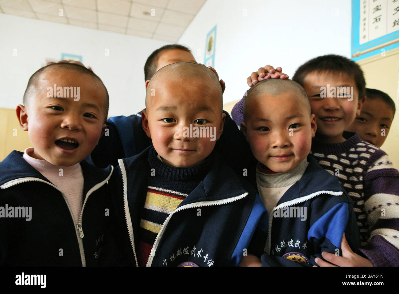 Kung Fu la formazione a scuola materna di età in uno dei tanti nuovi Kung Fu scuole di Dengfeng, Song Shan, nella provincia di Henan, Cina Foto Stock