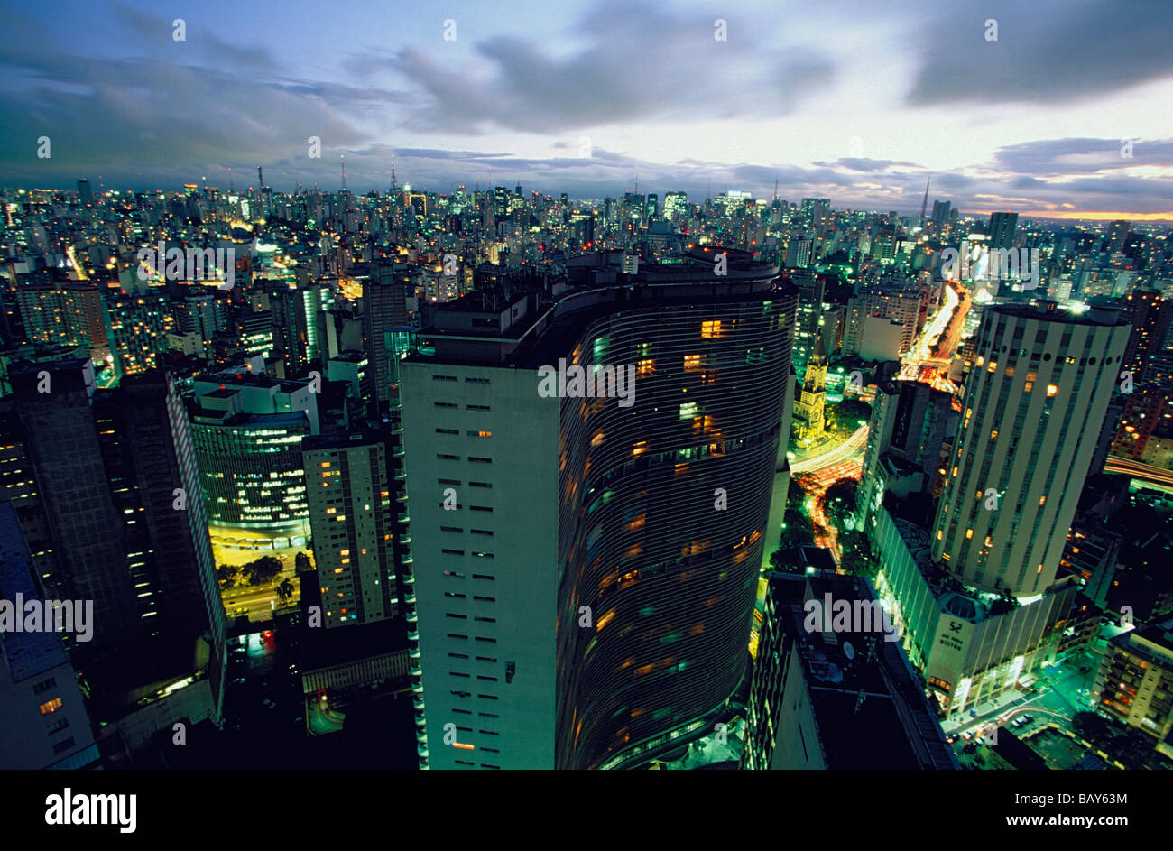 Edificio Copan e grattacieli in background, Sao Paulo, Sao Paulo, Brasile Foto Stock