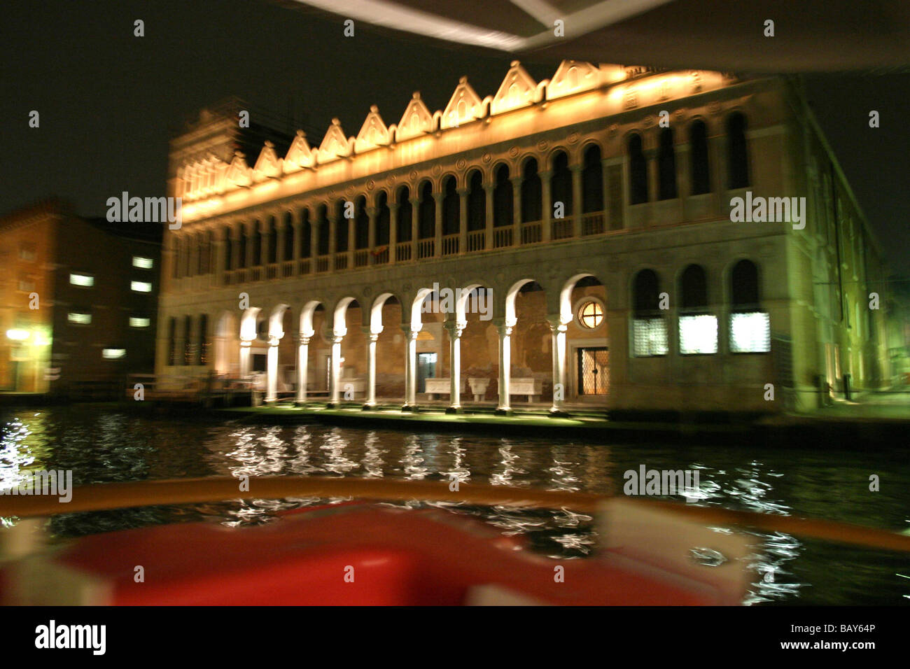 Su una barca a Palazzo Fondaco de Turchi, vaporetto sul Canale Grande, San Croce, Venezia, Italia Foto Stock