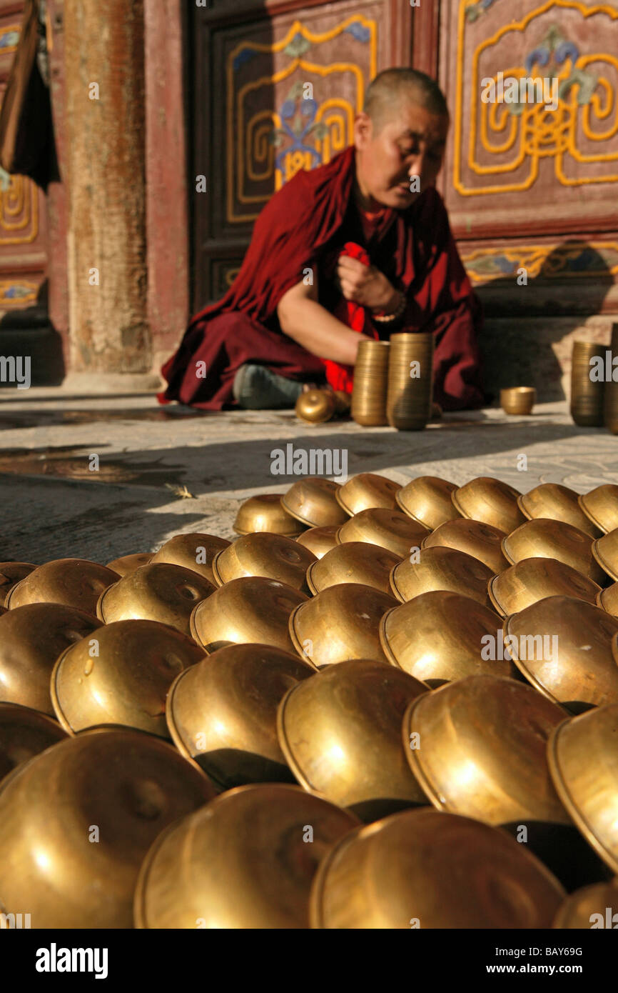 Monaco il riempimento di lampade a burro in preparazione per la festa di compleanno di Wenshu, tempio Shuxiang, monte Wutai, Wutai Shan, Fi Foto Stock