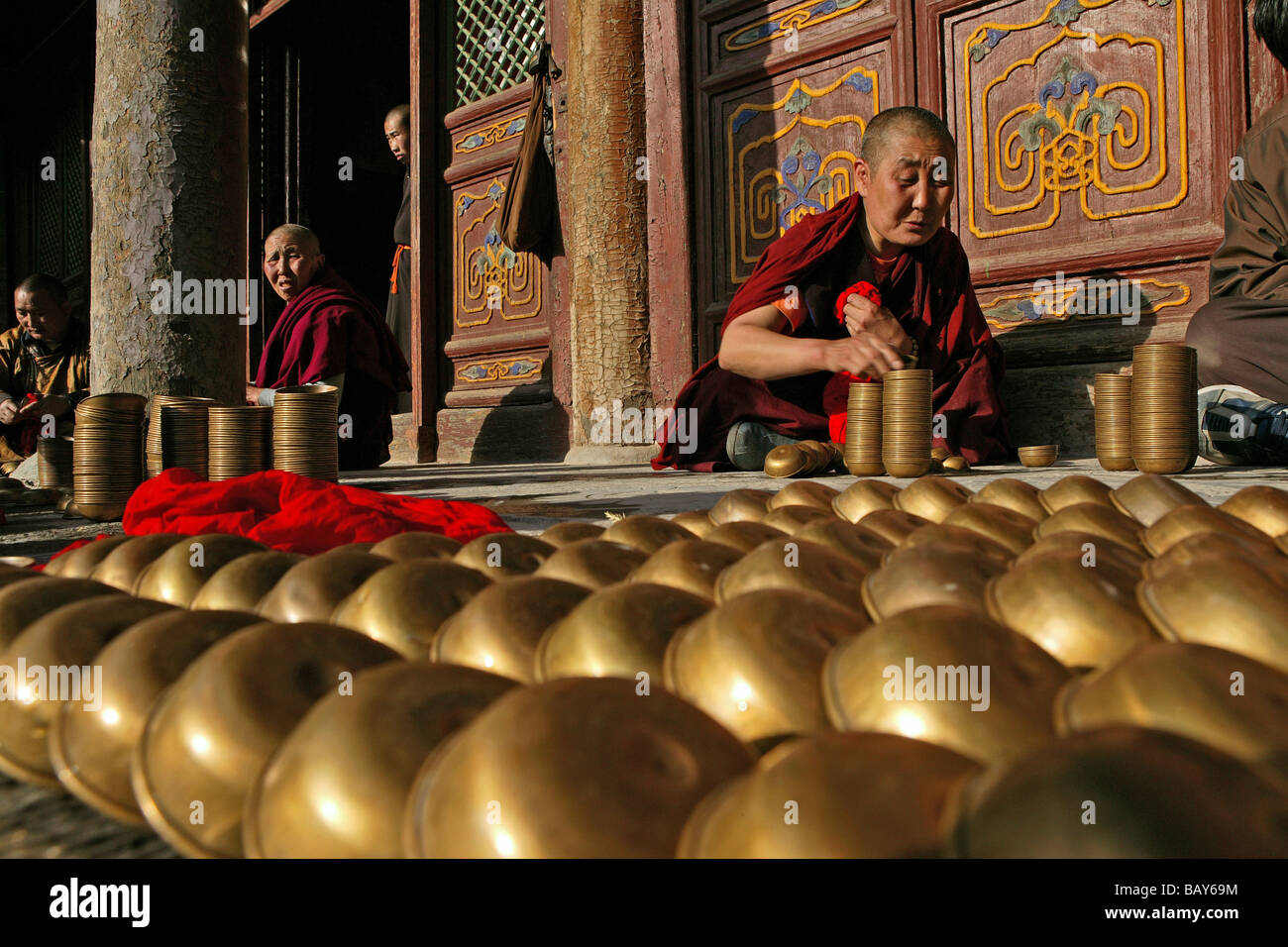Monaco il riempimento di lampade a burro in preparazione per la festa di compleanno di Wenshu, tempio Shuxiang, monte Wutai, Wutai Shan, Fi Foto Stock