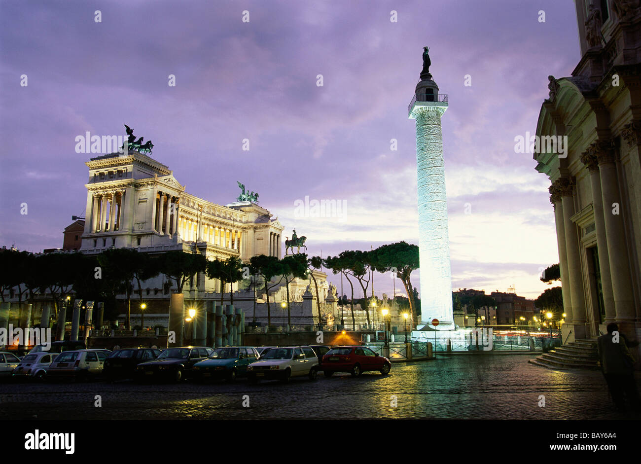 Piazza Venezia con Colonna di Traiano, Rom, Latio, Italia Foto Stock