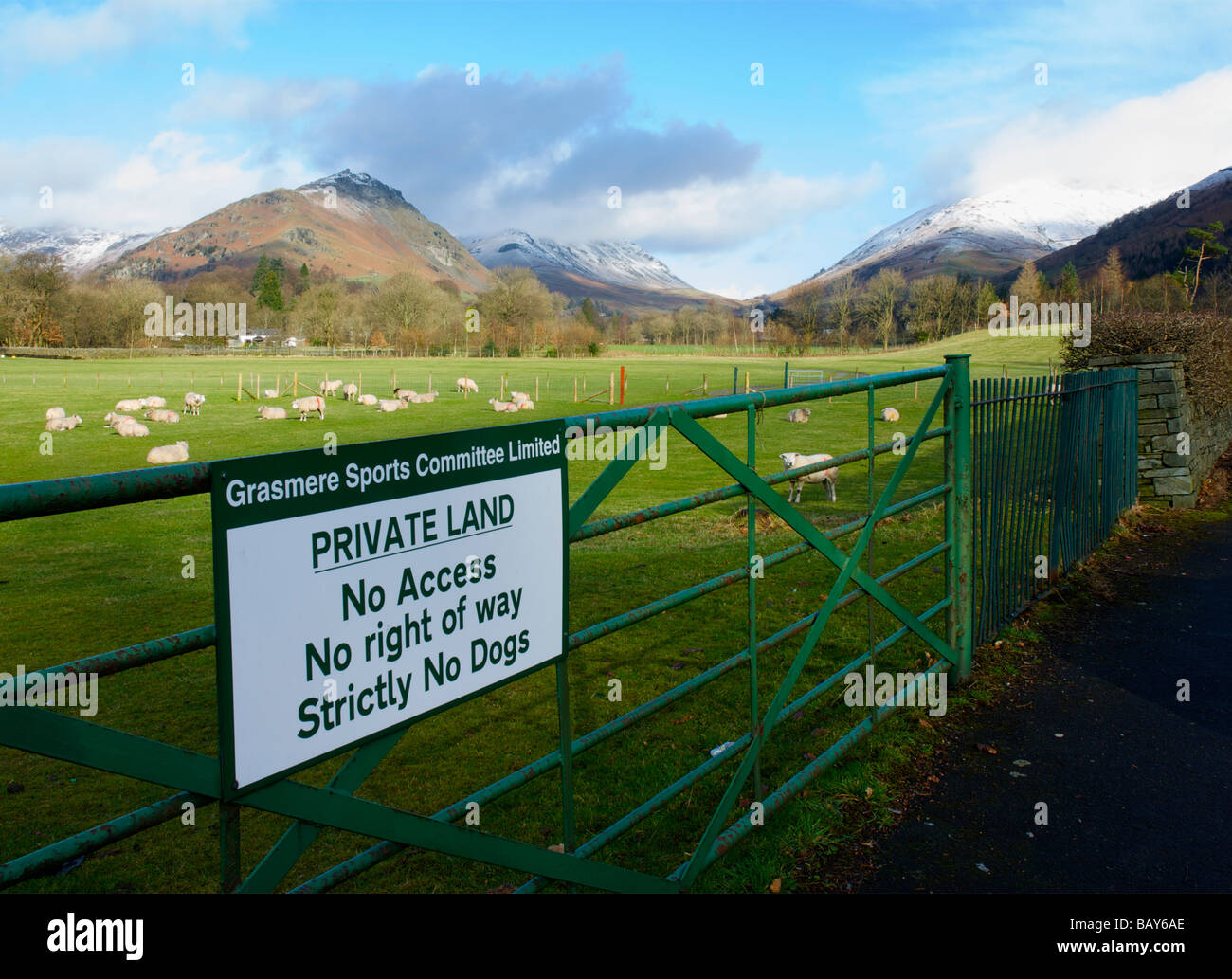 Helm Crag e Dunmail sollevare dal vicino a Grasmere, con segno avvertimento "Nessun accesso", Parco Nazionale del Distretto dei Laghi, Cumbria, England Regno Unito Foto Stock