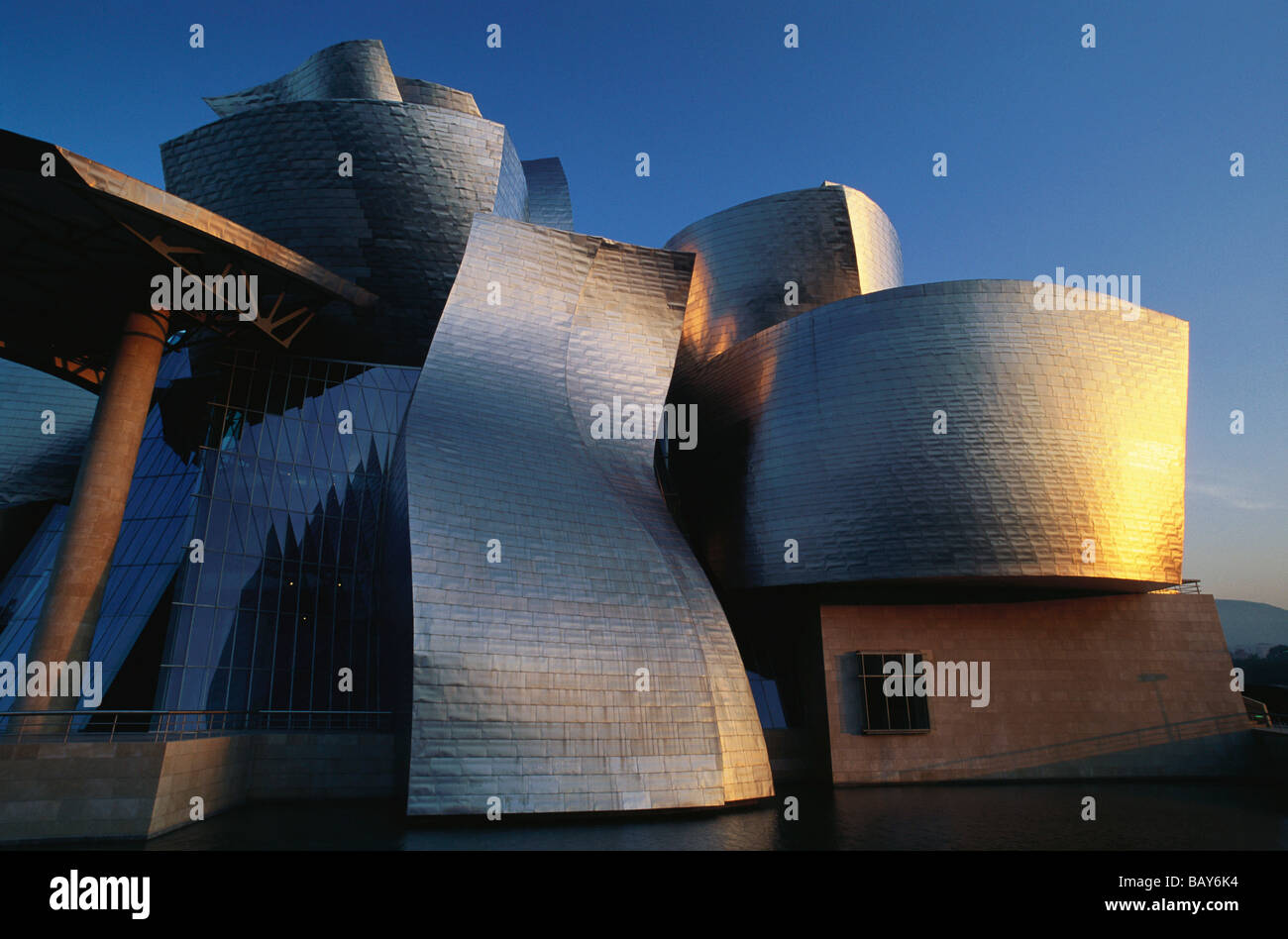 Guggenheim Museum Bilbao da architetto Frank Gehry, Bilbao, provincia di Biscaglia, Paesi Baschi Foto Stock