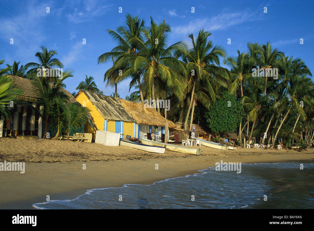 Palme e capanne di pesca sulla spiaggia, Pueblo de los isole Pescadores, Las Terrenas, domenicano Republik, Caraibi, Amerika Foto Stock