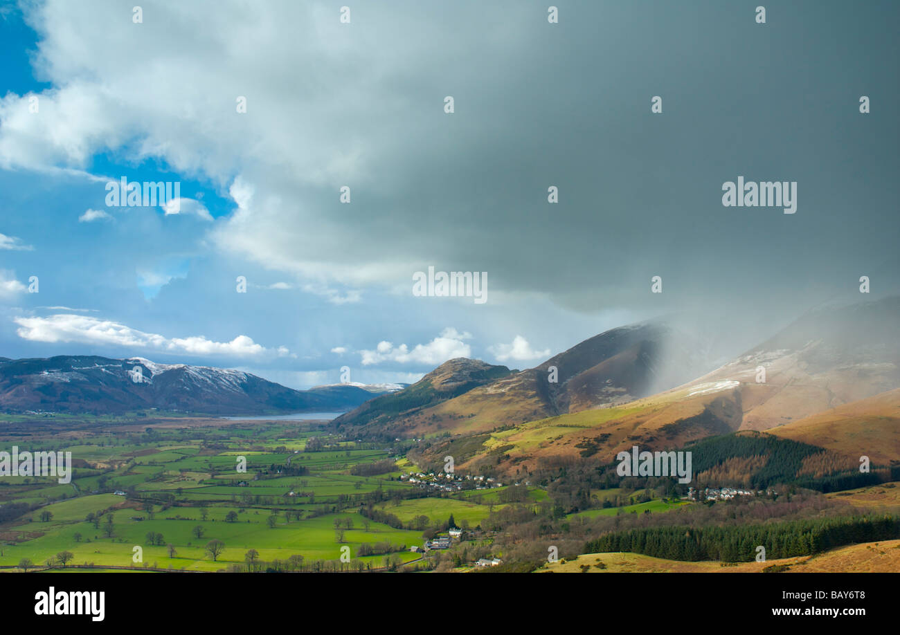 Tempestoso cieli di Skiddaw e lago di Bassenthwaite, Parco Nazionale del Distretto dei Laghi, Cumbria, England Regno Unito Foto Stock