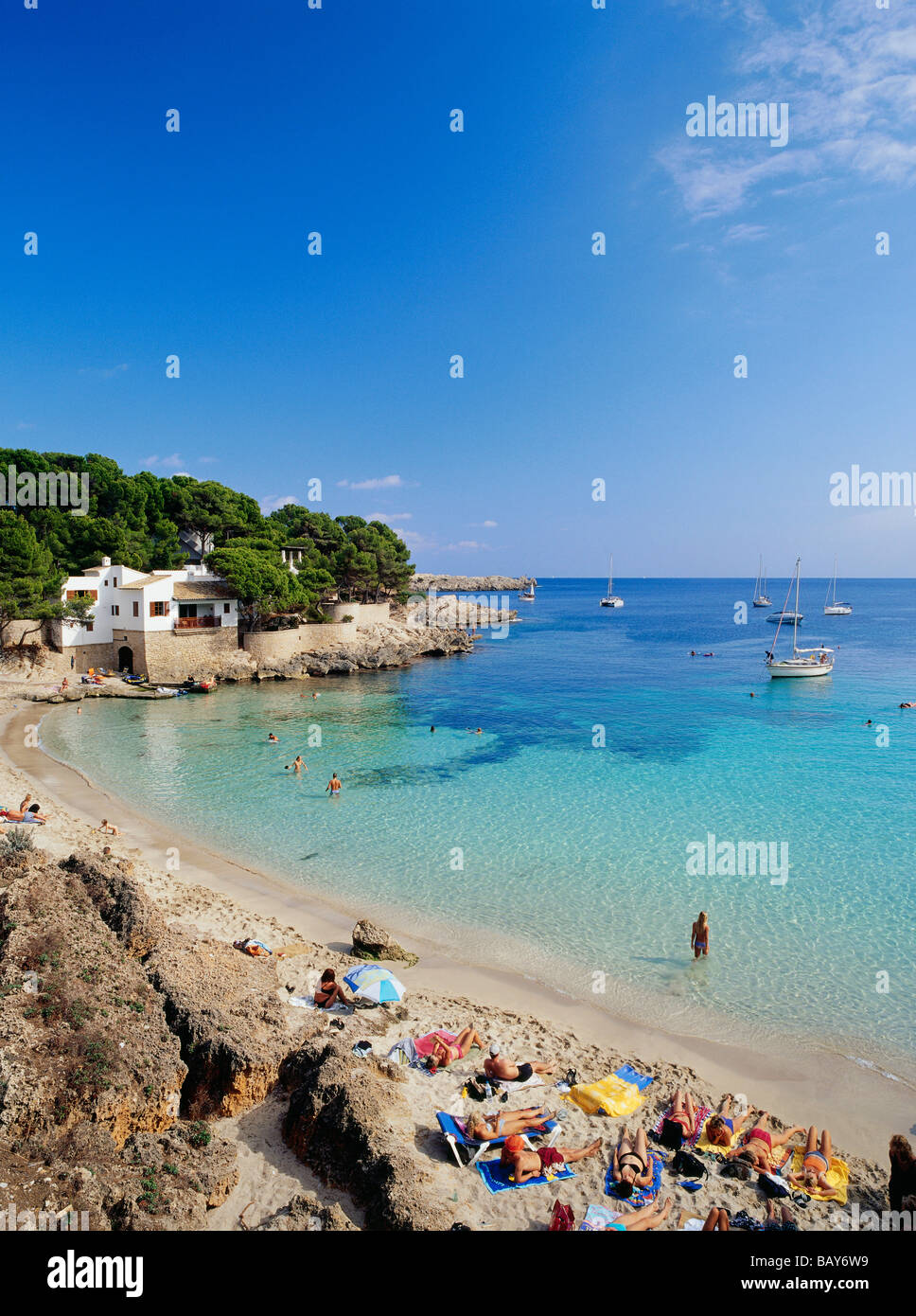 Cala Gat, Beachlife, vicino alla città di Cala Ratjada Maiorca Maiorca, isole Baleari, Mare mediterraneo, Spagna Foto Stock