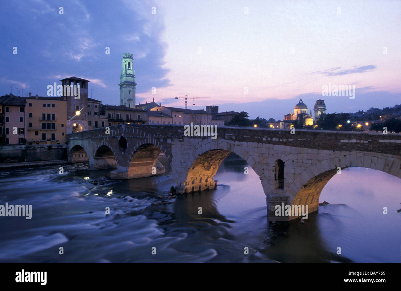 Vista sul Ponte di Pietra al crepuscolo, Verona, Italia Foto Stock