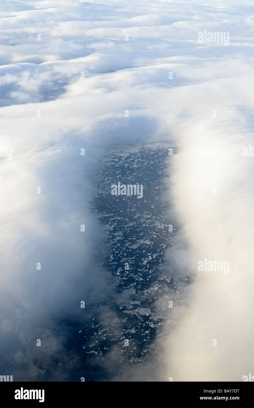 Nuvole sopra Icefloes sull Oceano Artico visto dal piano, vicino Spitsbergen, Norvegia Foto Stock