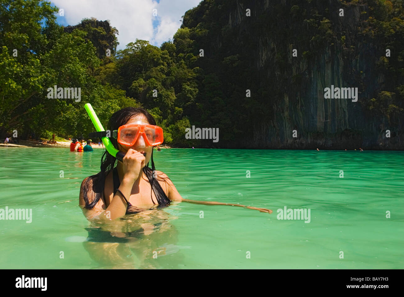 Giovane donna lo snorkeling in una laguna, Koh Hong Hong Island, Krabi, Thailandia Foto Stock
