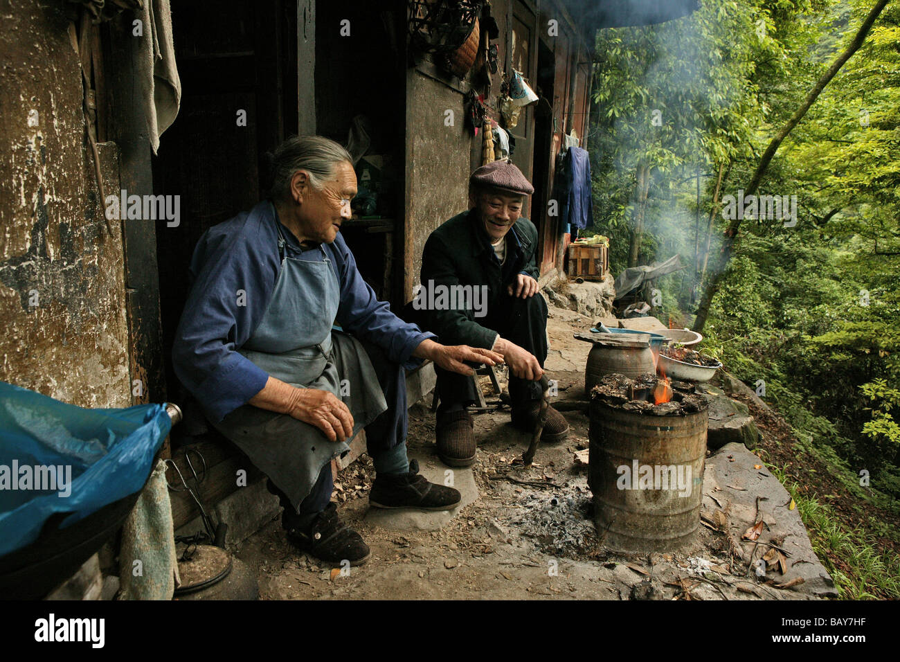Due operatori commerciali lungo la strada del percorso del pellegrinaggio, Emei Shan, nella provincia di Sichuan, in Cina, Asia Foto Stock