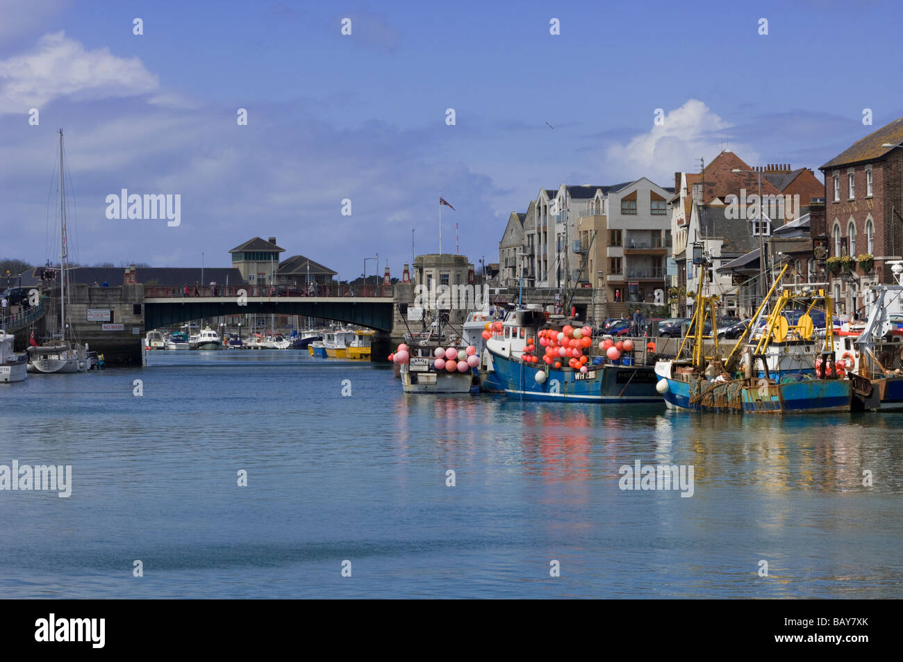 Vista del porto di Weymouth nel Dorset, Inghilterra, in una giornata di sole. Foto Stock