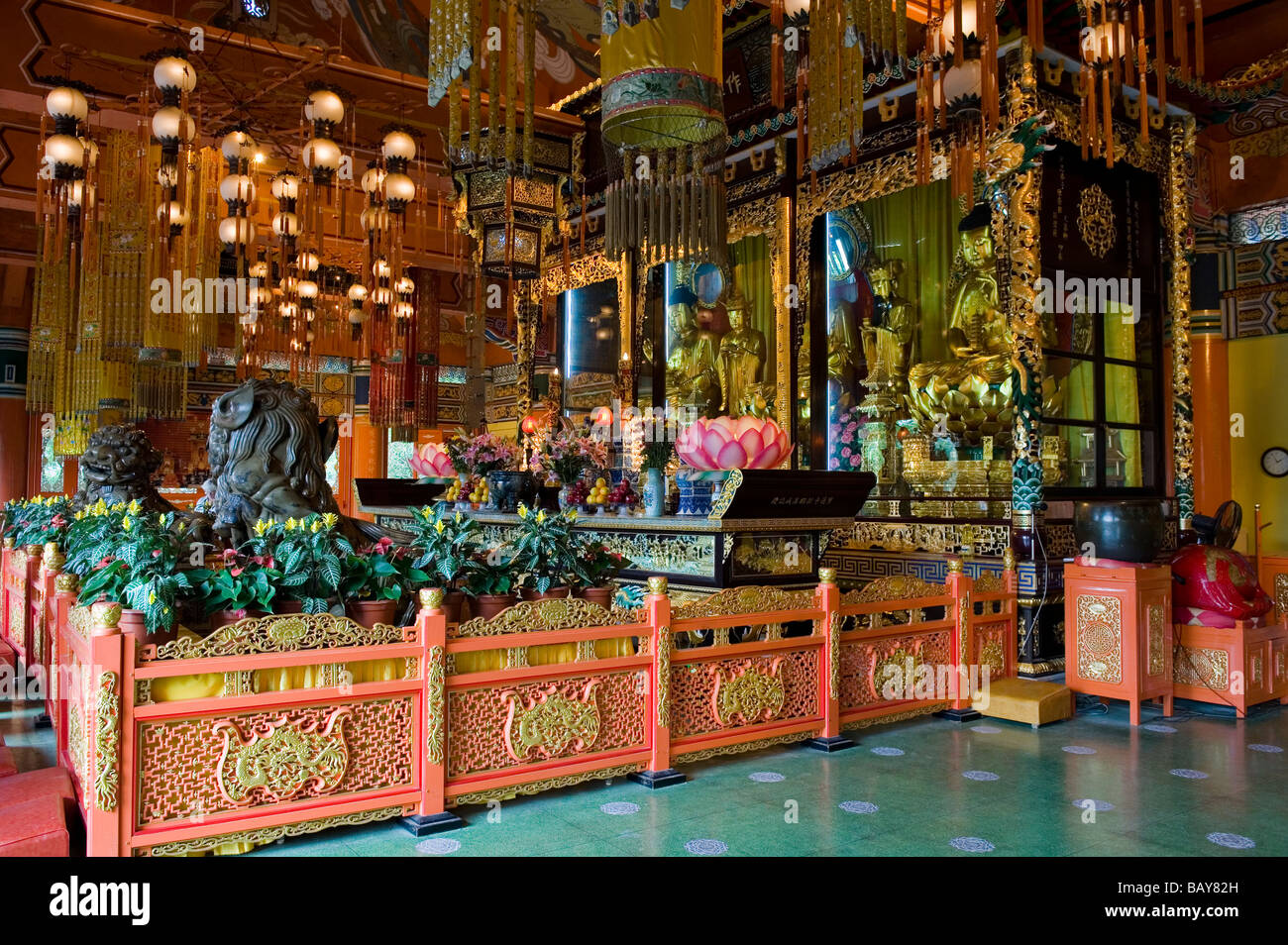 L'altare principale all'interno della Hall del grande eroe al Monastero Po Lin. L'Isola di Lantau, Hong Kong Foto Stock