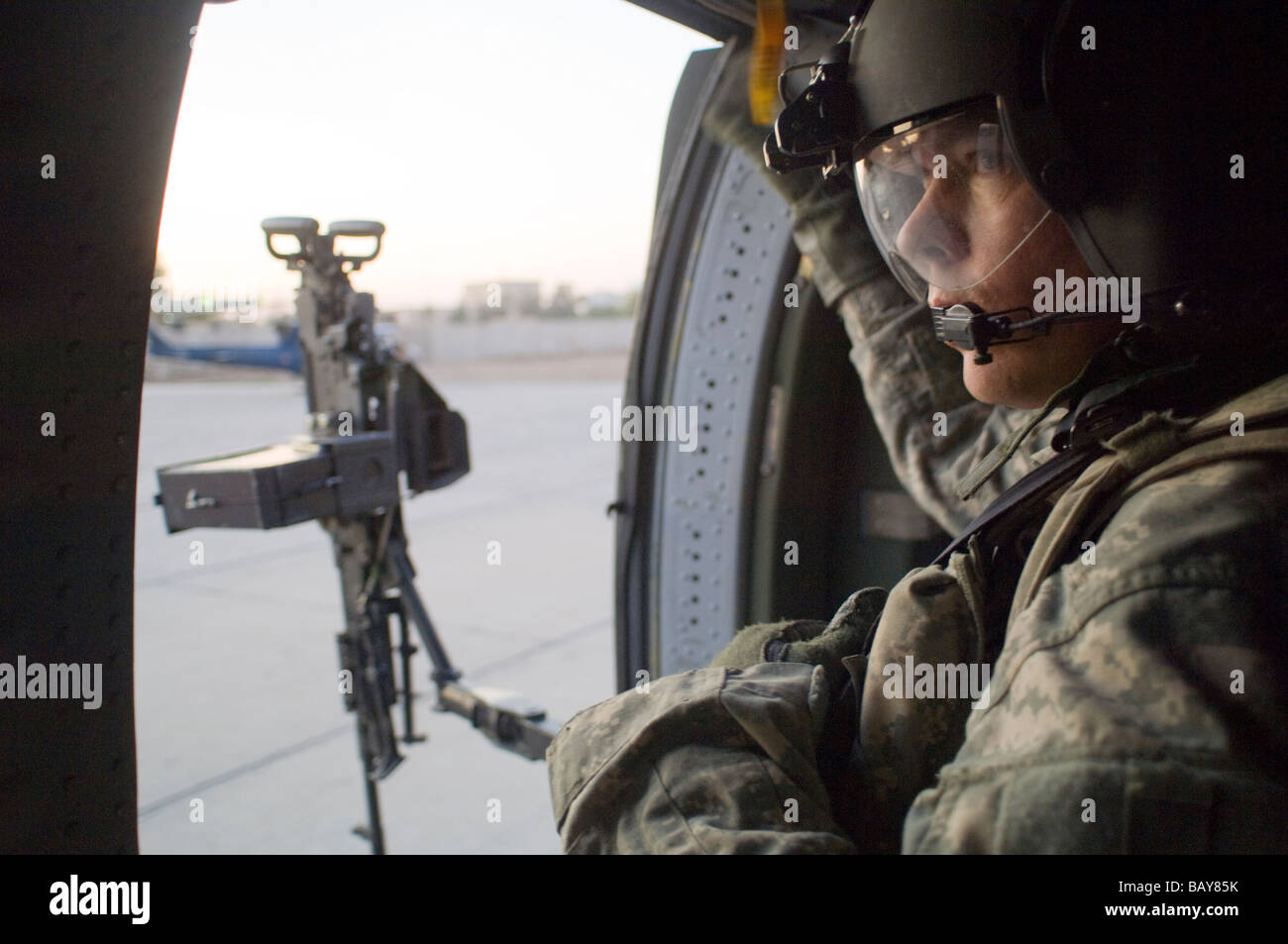 UH-60 Black Hawk porta gunner si prepara per il decollo da LZ Washington a Baghdad la zona verde. Foto Stock