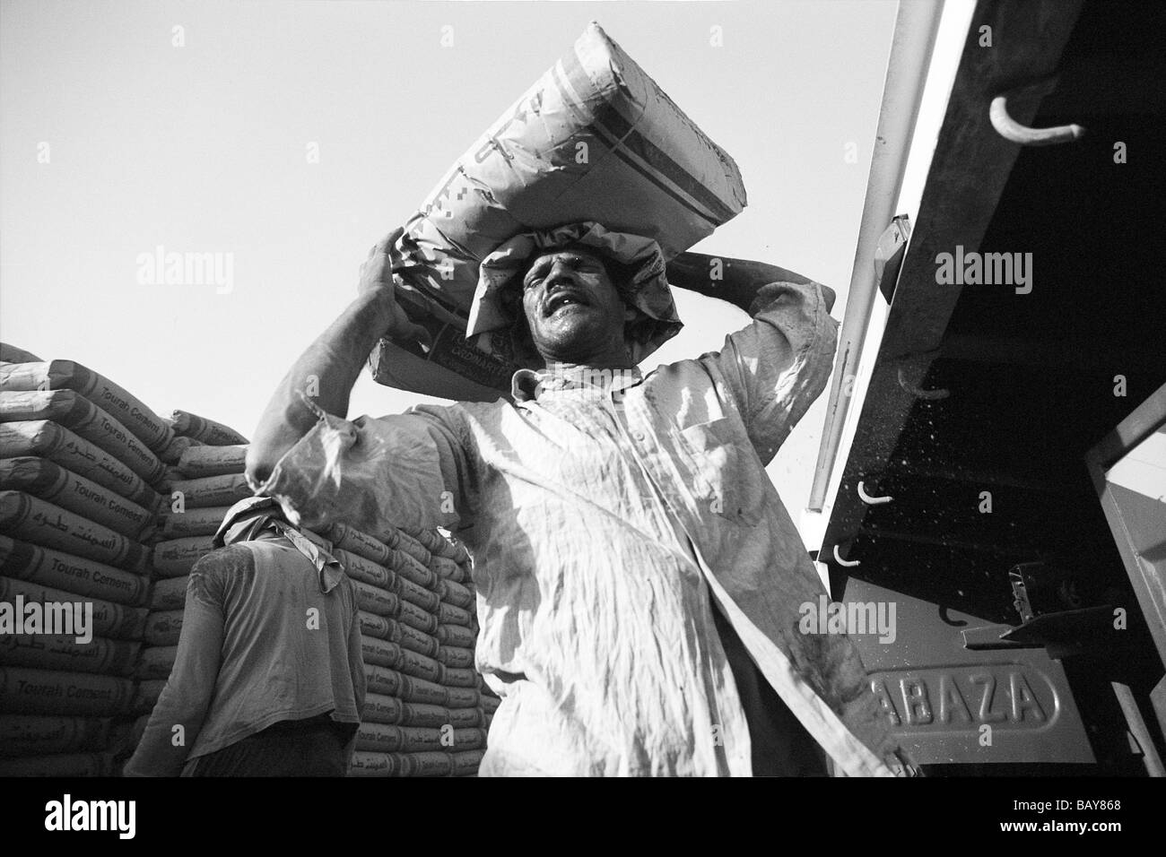Uomo di scarico sacchi di cemento che aveva contribuito a portare fino dalla Helwan, al di fuori del Cairo, per l'impiego nella costruzione di un mausoleo. Foto Stock