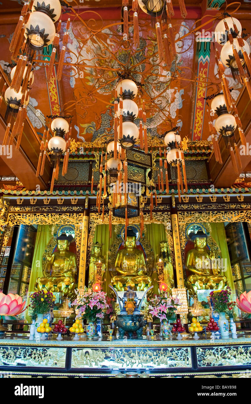 L'altare principale all'interno della Hall del grande eroe al Monastero Po Lin. L'Isola di Lantau, Hong Kong Foto Stock