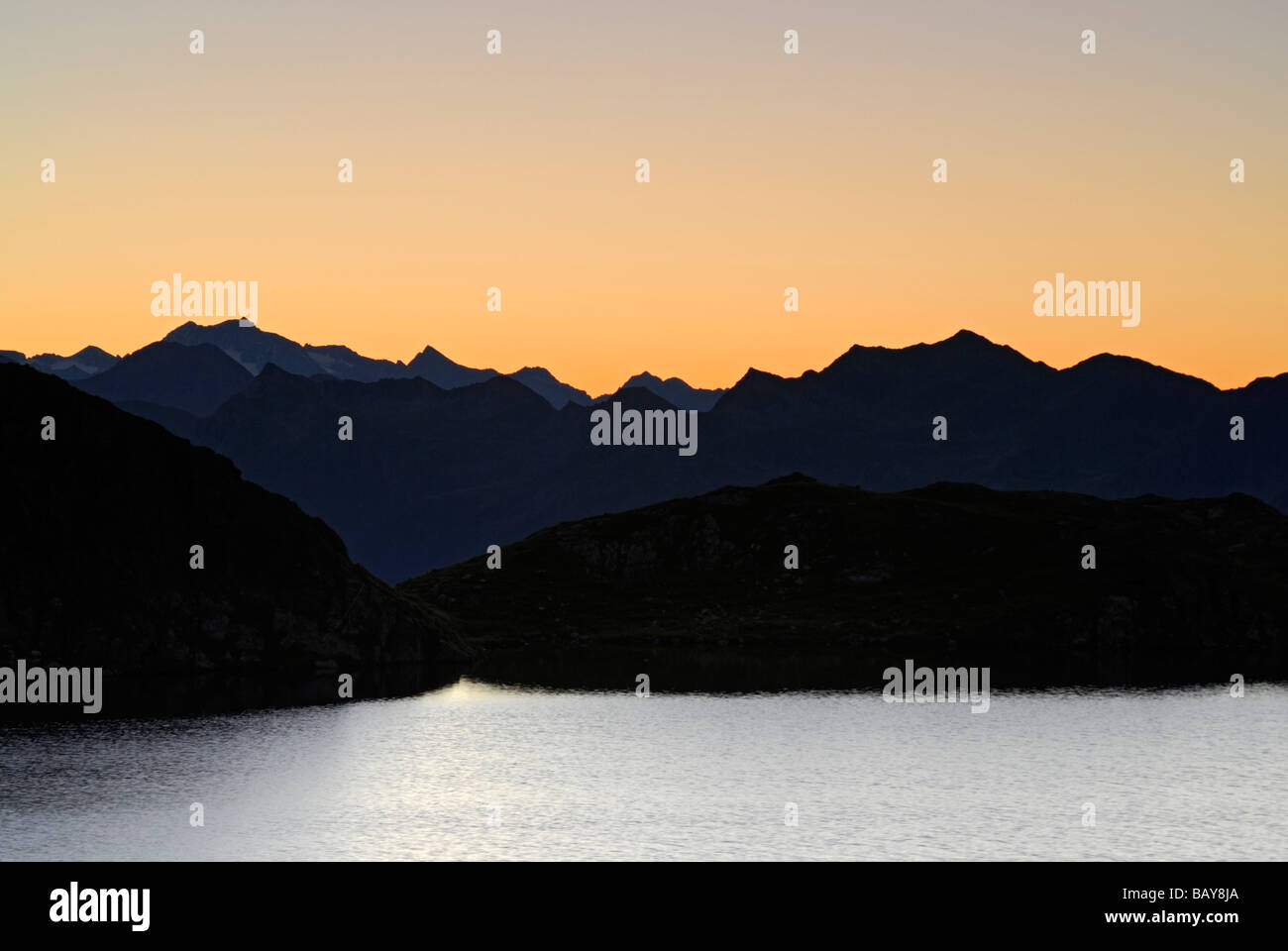 Atmosfera mattutina al lago Wangenitzsee con vista alla gamma Reisseck e Polinik, Schobergruppe gamma, Hohe Tauern range, Parco Nazionale Foto Stock