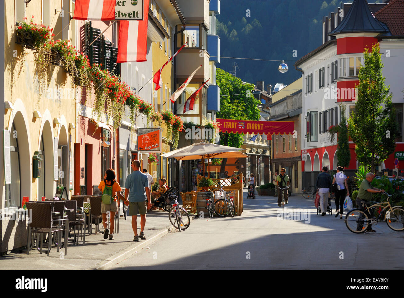 Scena di strada nella città di Lienz, zona pedonale, Lienz, Tirolo orientale, Austria Foto Stock