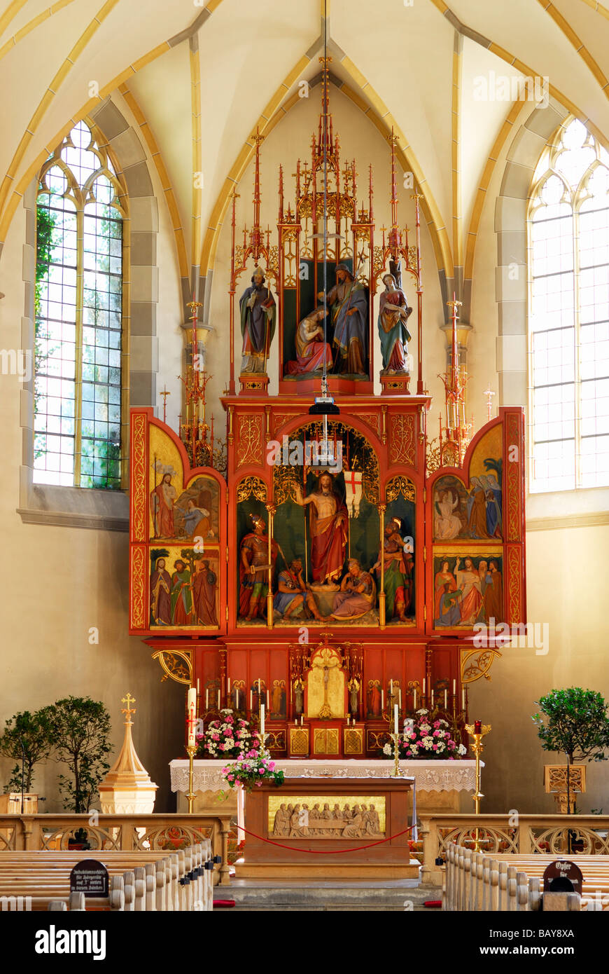 Il neo-gotico altare maggiore nella chiesa di Oberstdorf, Allgaeu gamma, Allgaeu, Svevia, Baviera, Germania Foto Stock