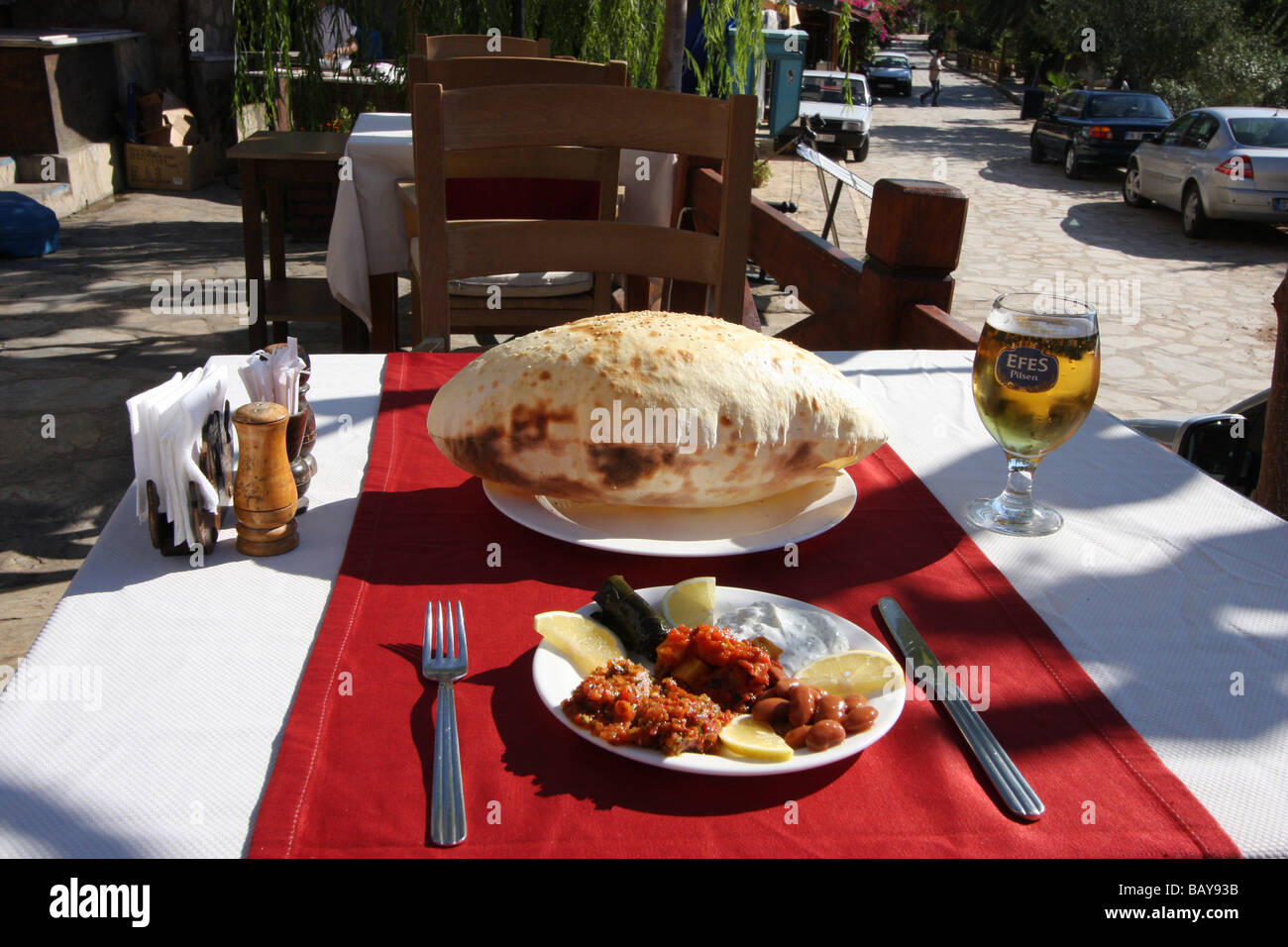 Aria gonfiata pietra cotto il pane pitta e meze servita in un ristorante a Kalkan, Turchia. Foto Stock