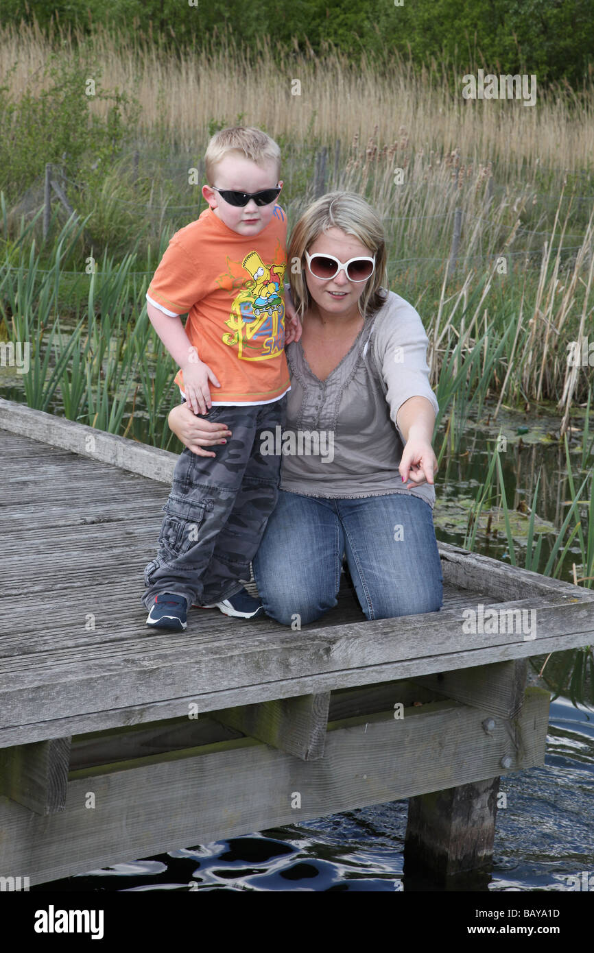 La madre e il figlio a Sutcliffe Parco Riserva Naturale Eltham London REGNO UNITO Foto Stock