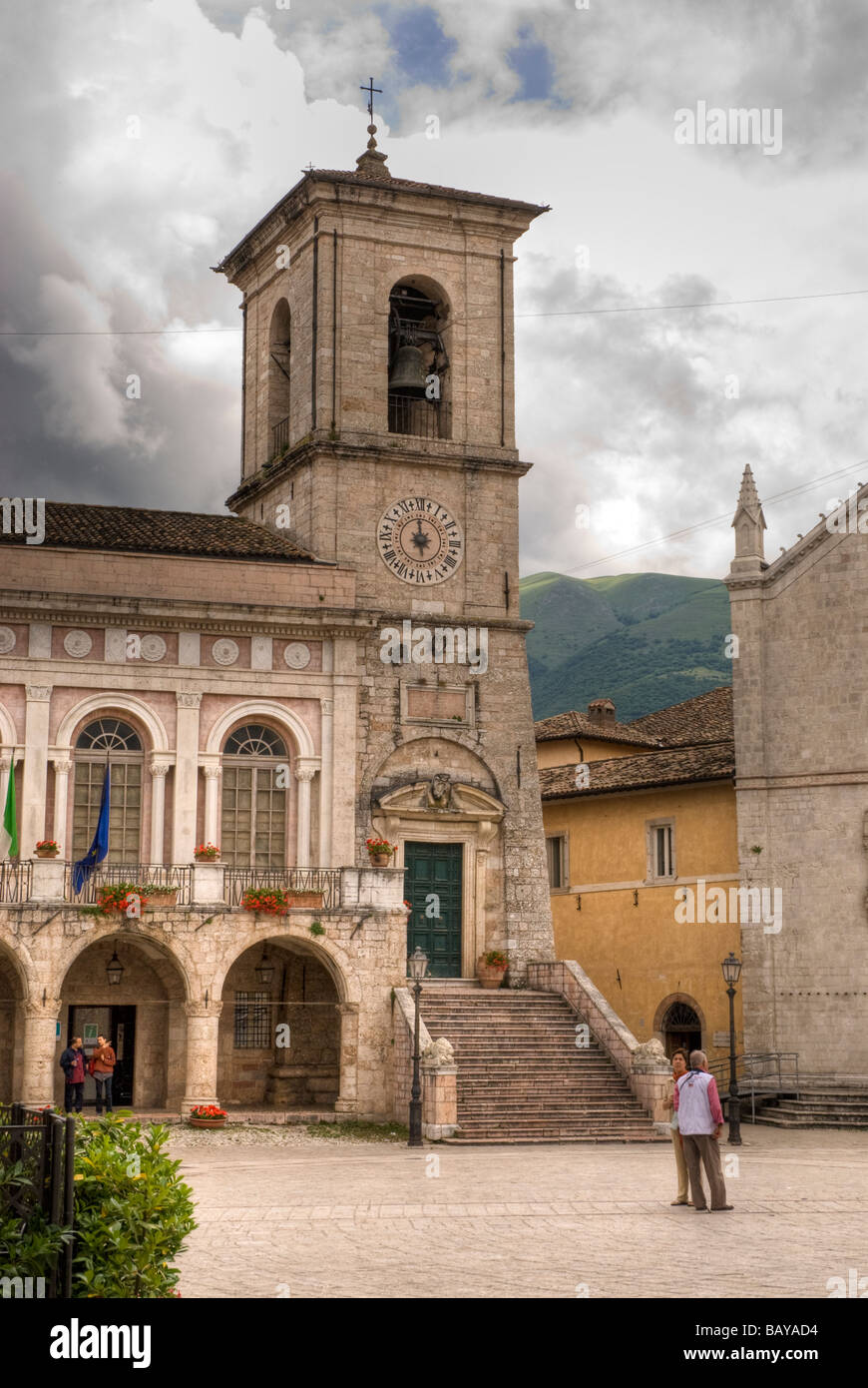Norcia nei monti Sibillini in Umbria. La Basilica di s. BernedettoStatue a Benedicto in piazza Foto Stock