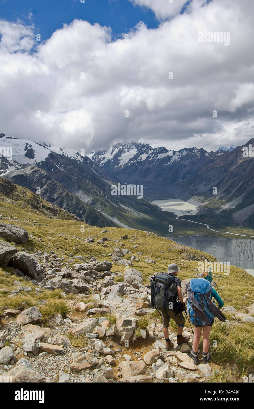 Gli escursionisti sul sentiero di Mueller Hut Mt Cook Aoraki Parco Nazionale di Isola del Sud della Nuova Zelanda Foto Stock