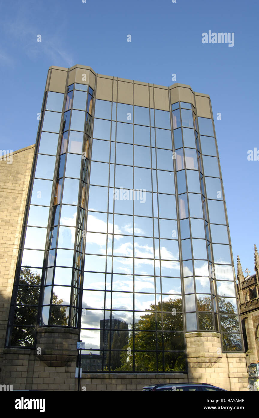 Edificio per uffici accanto a St Andrews cattedrale cattolica a Glasgow Scozia Scotland Foto Stock