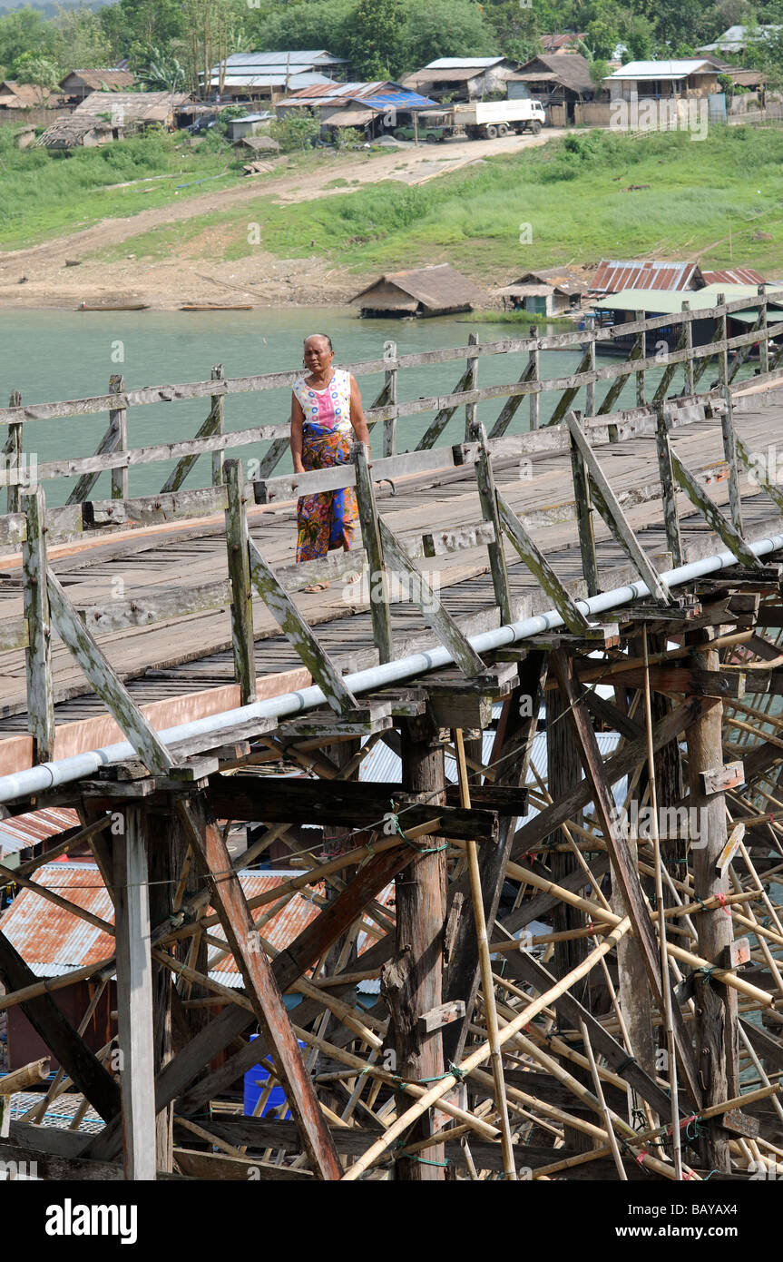 Ponte in legno sul kheuan khao laem serbatoio sangkhlaburi thailandia Foto Stock