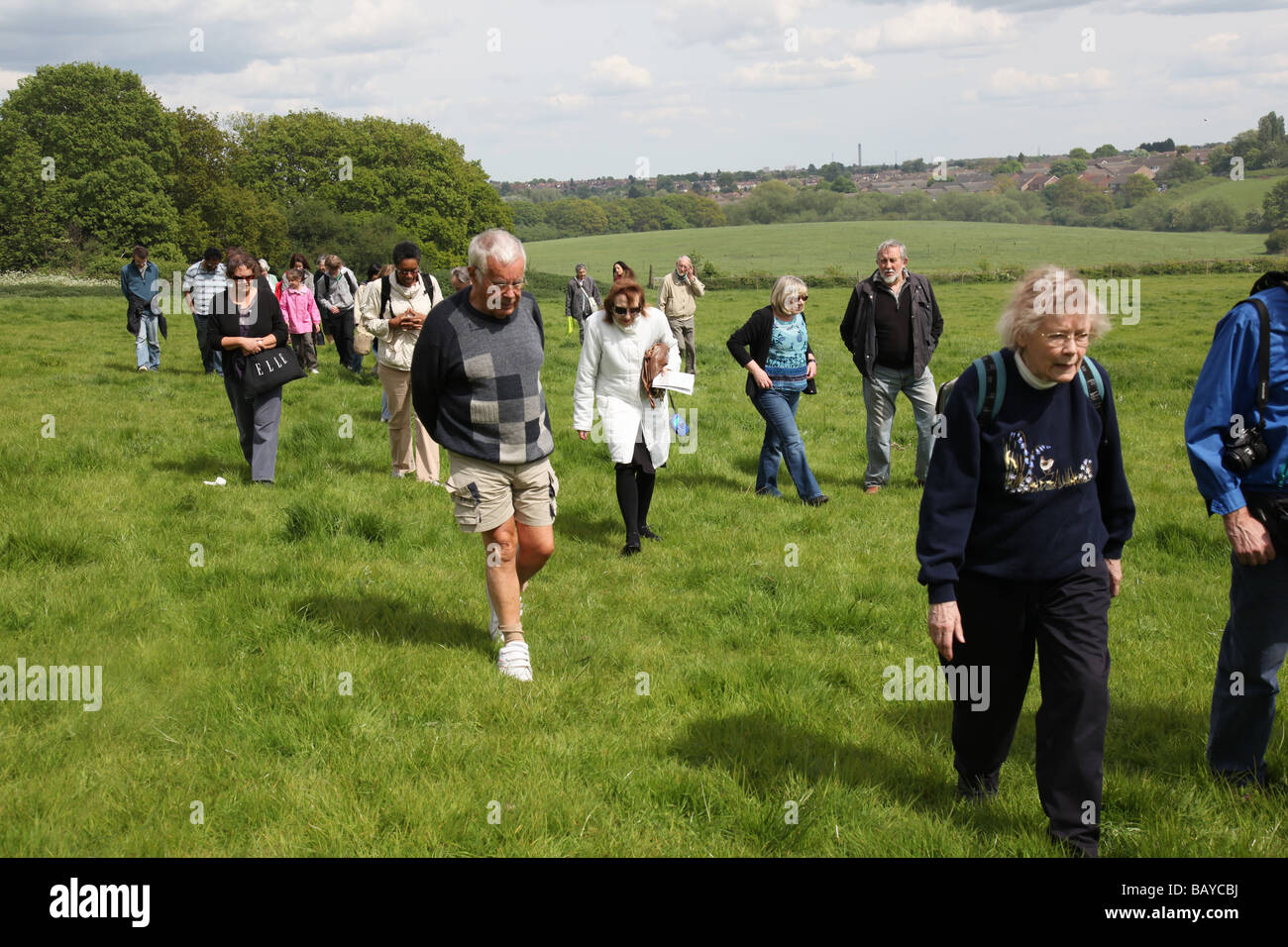 Un gruppo misto di adulti e elerly persone sulla natura di un giorno di viaggio Foto Stock