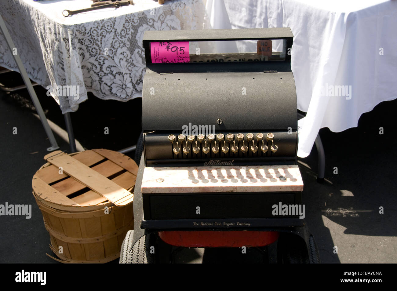 Il vecchio registratore di cassa per la vendita al quartiere di domenica il mercato delle pulci Foto Stock