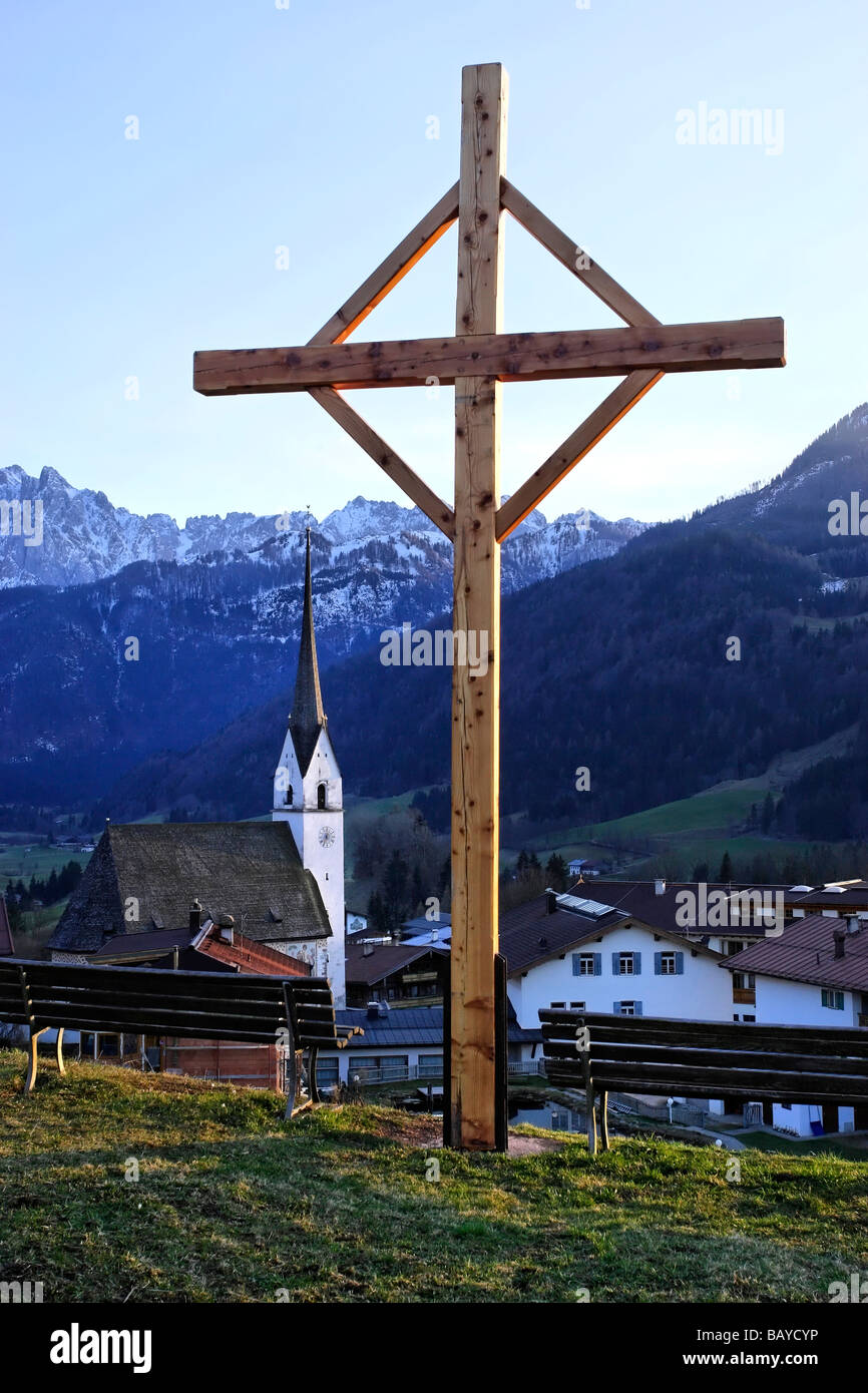 Illage di Schwendt, , Alpi austriache, la chiesa, il campanile, steeple e croce, Schwendt, Tirolo, Austria, Europa Foto Stock