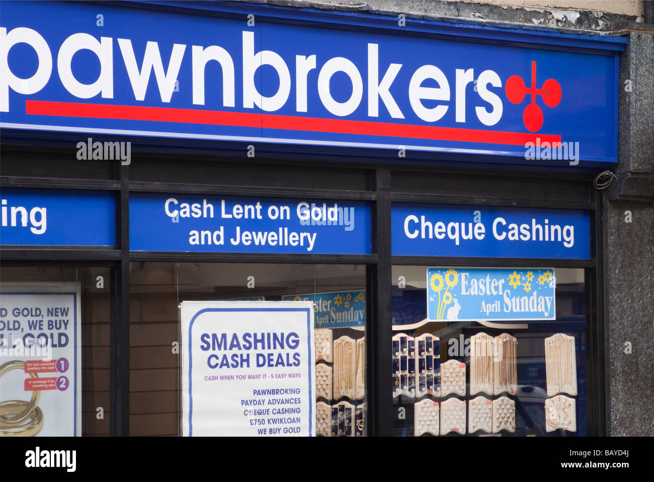 Negozio Pawnbrokers finestra anteriore pubblicità buone offerte su acquisto e vendita di oro e gioielli. In Inghilterra La Gran Bretagna UK Gran Bretagna Foto Stock